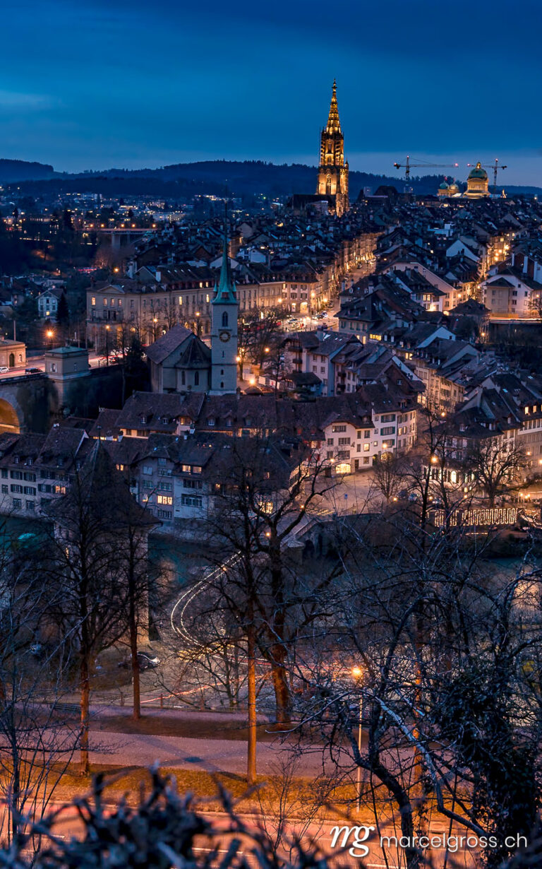 Bern Bilder. Berns Altstadt im Dämmerlicht. Marcel Gross Photography