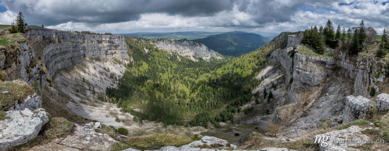 Panoramabilder Schweiz. panorama view of Creux-du-Van in the Swiss Jura Mountains.. Marcel Gross Photography