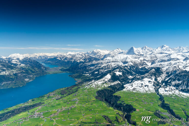 . Blick auf Interlaken mit Eiger, Mönch und Jungfrau. Marcel Gross Photography