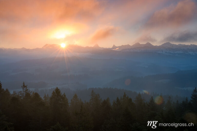 . first rays of light on the Bernese Alps with the hills of Emmental in front. Marcel Gross Photography