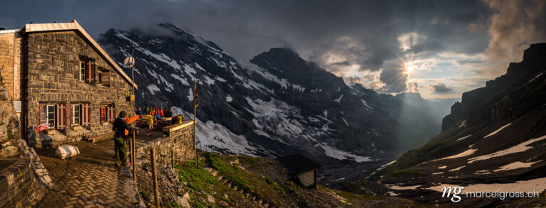 . Gspaltenhornhütte mit Panorama-Blick ins Kiental mit wunderbarer Lichtstimmung, Berner Oberland. Marcel Gross Photography