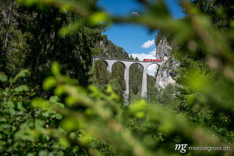 . Rhätische Bahn überquert Landwasser Viadukt im Graubünden. Marcel Gross Photography