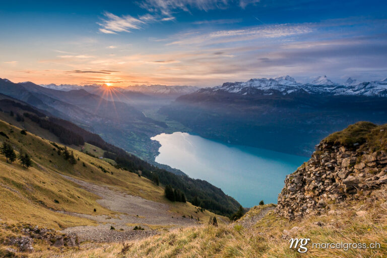 . Sonnenaufgang über Brienz und Brienzersee von der Allgäu Lücke, Berner Oberland Schweiz. Marcel Gross Photography