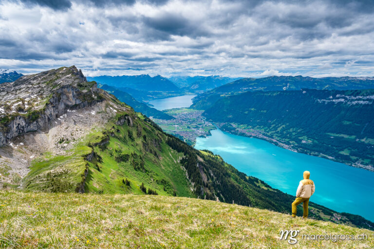 . Wanderer geniesst Aussicht auf Interlaken und Brienzersee. Marcel Gross Photography