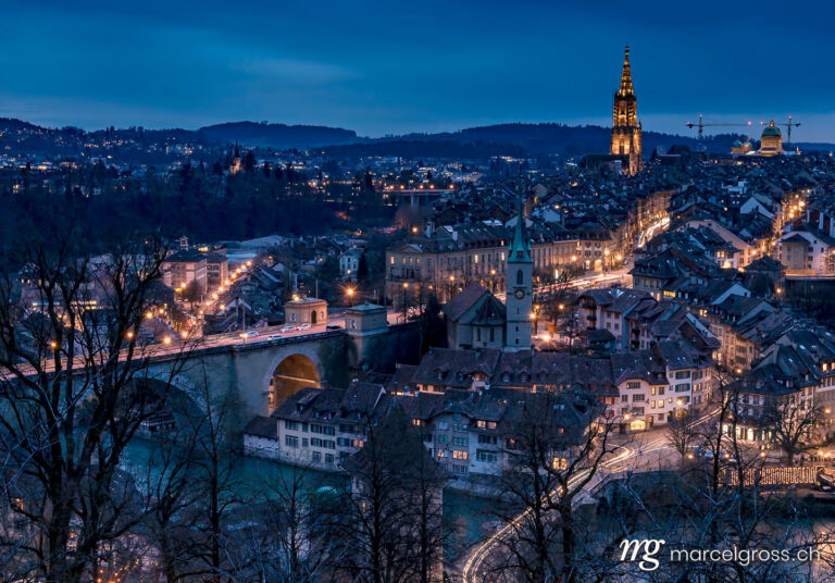Bern Bilder. Berner Münster and the oldtown of bern in twilight. Marcel Gross Photography