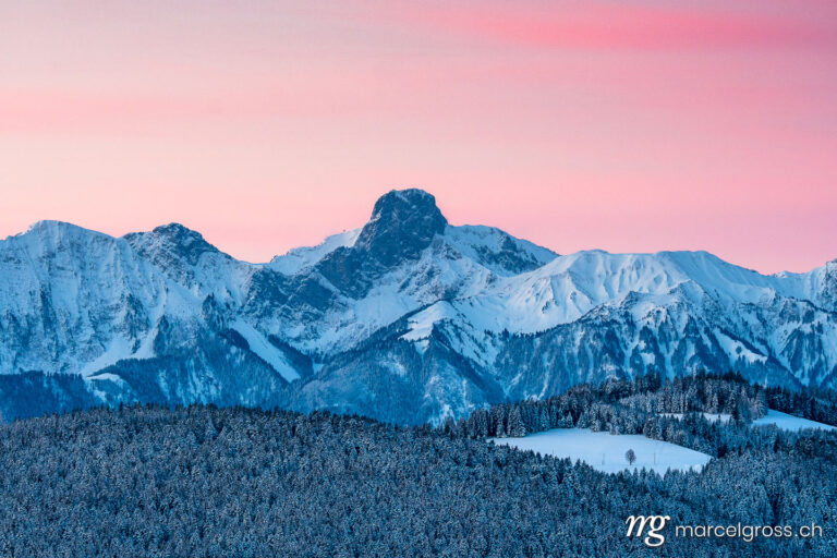 Winterbild Schweiz. peak of Stockhorn at a winter sunrise. Marcel Gross Photography