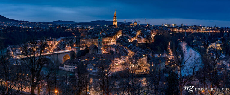 Panoramabilder Schweiz. Berns Altstadt im Dämmerlicht. Marcel Gross Photography