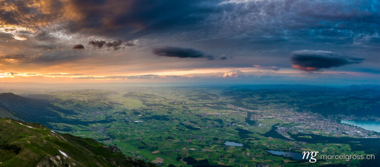 Panoramabilder Schweiz. Panorama-Aussicht auf Thun und Region bei Sonnenuntergang vom Stockhorn gesehen. Marcel Gross Photography