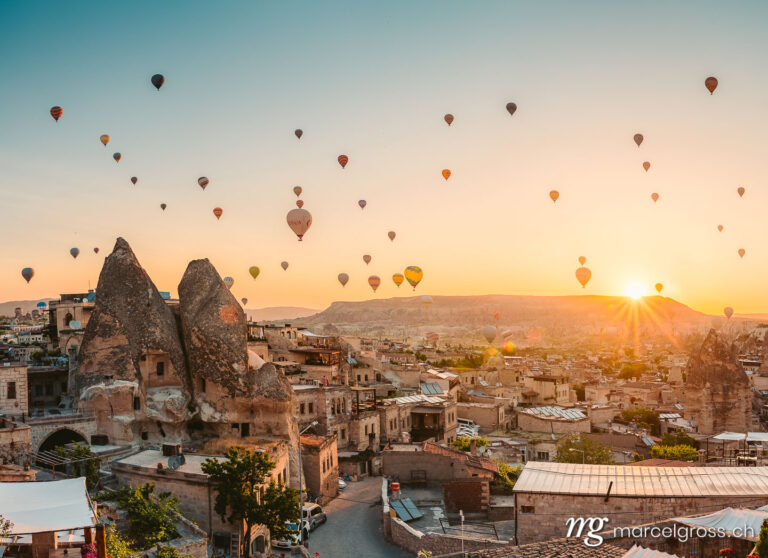 kappadokien bilder. balloons at fairy chimneys at sunrise in Göreme, Cappadocia. Marcel Gross Photography
