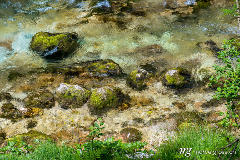 slowenien-bilder. Wildwasser mit mossbewachsenen Steinen. Marcel Gross Photography