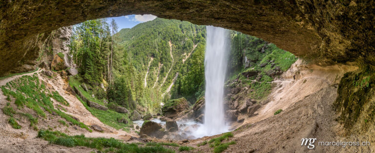 slowenien-bilder. Behind the waterfall Slap Peričnik in Triglav National Park, Slovenia. Marcel Gross Photography