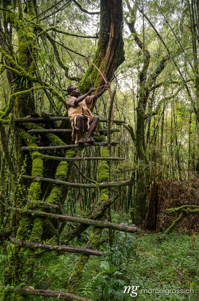 Uganda Bilder. batwa men in the mountain forest in Mgahinga Gorilla National Park, Uganda. Marcel Gross Photography