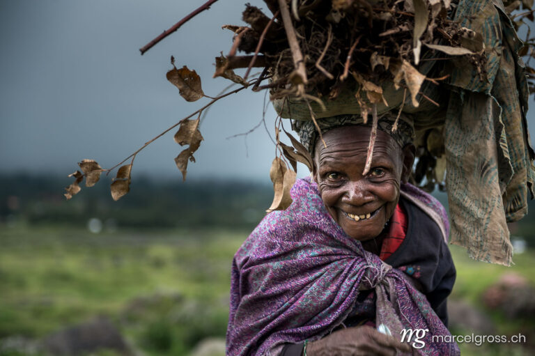 Uganda Bilder. elderly batwa women in southern Uganda. Marcel Gross Photography