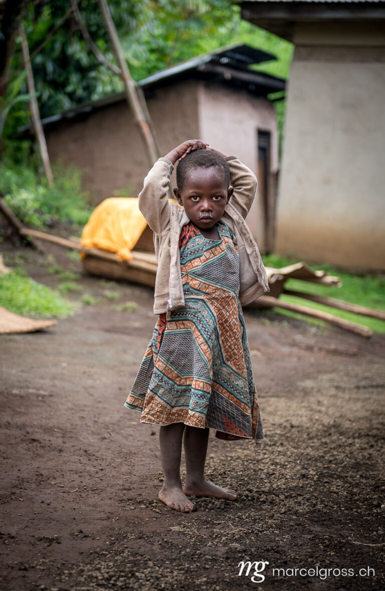 Uganda Bilder. girl in Ugandan VIllage at Lake Mutanda near Kisoro. Marcel Gross Photography
