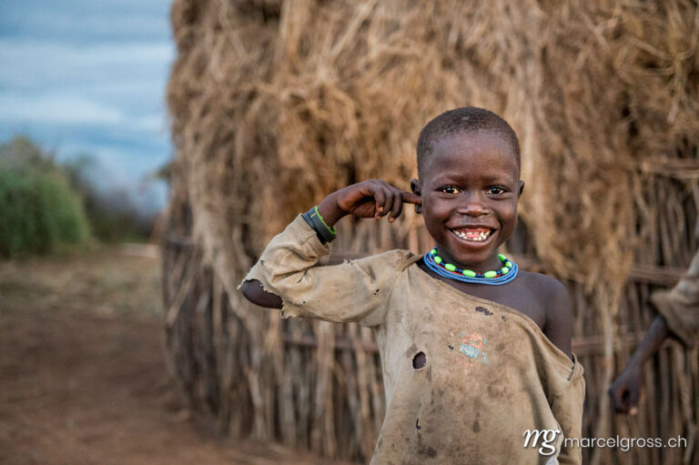 Uganda Bilder. a karamojong girl in the remote Karamoja Region of Uganda. Marcel Gross Photography