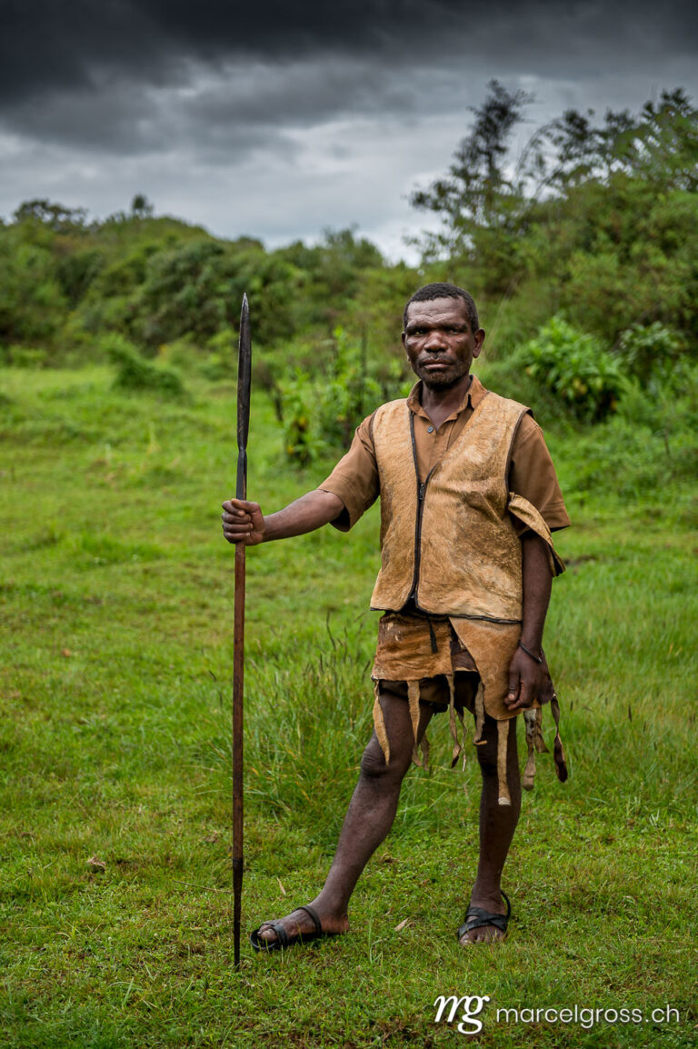 Uganda Bilder. batwa hunter-gatherer in Mgahinga Nationalpark.. Marcel Gross Photography