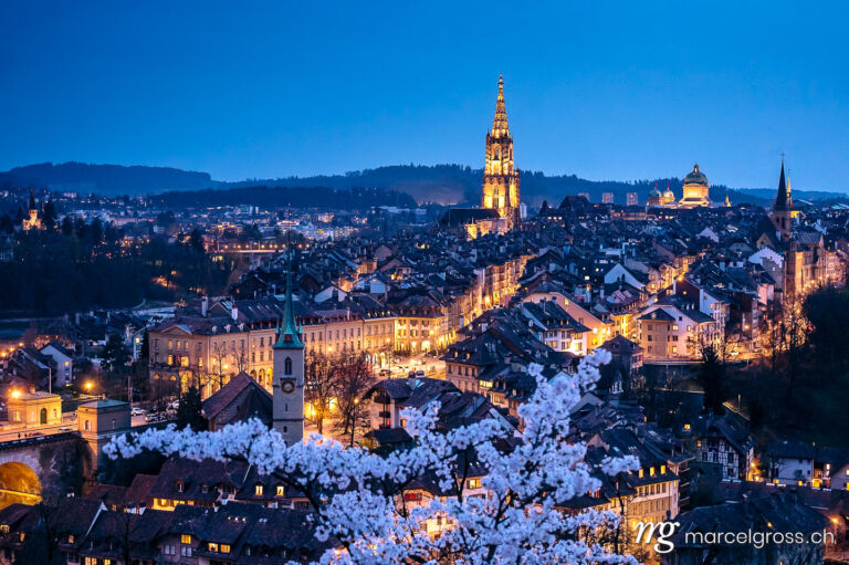 Bern Bilder. view from Rosengarten over the historic center of Bern during nightfall. Marcel Gross Photography
