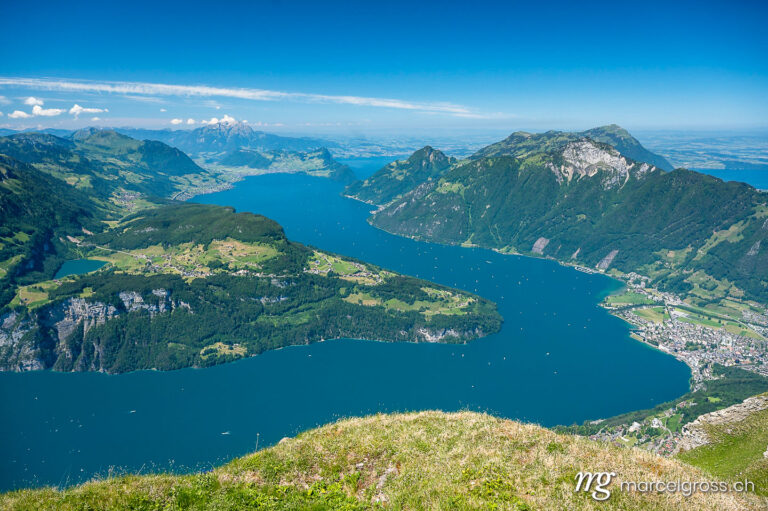 Sommerbild Schweiz. Aussicht vom Fronalpstock über Morschach, den Vierwaldstättersee, Urnersee und Seelisberg. Marcel Gross Photography