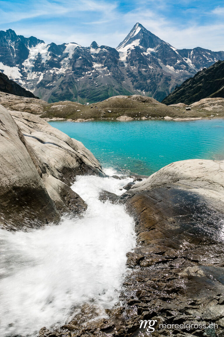 Sommerbild Schweiz. Gletscherbach mit See und Bietschhorn in den Schweizer Alpen. Marcel Gross Photography