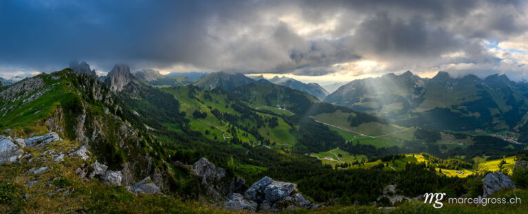 Panoramabilder Schweiz. afternoon sun with rays at Gastlosen. Marcel Gross Photography