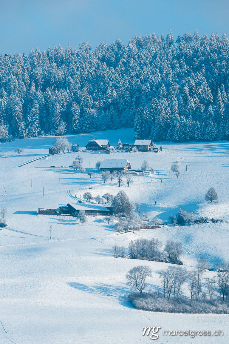 Winterbild Schweiz. winter landscape with farm houses in Konolfingen, Emmental. Marcel Gross Photography