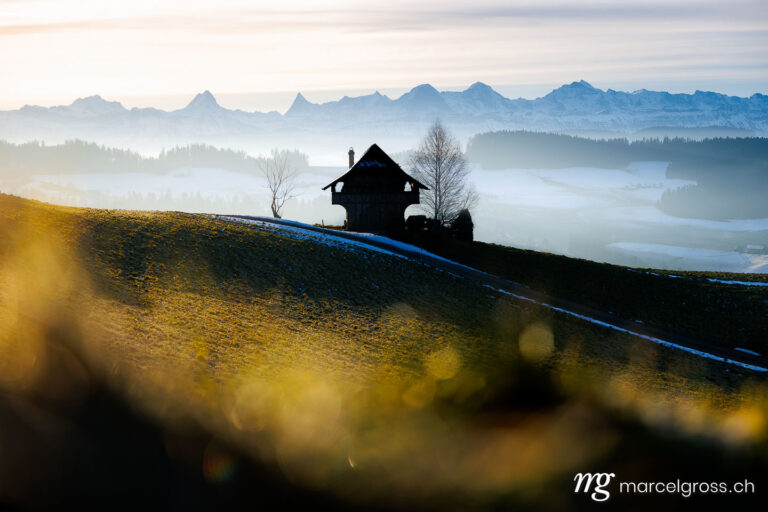 Emmental Winter Bilder. Emmentaler Spycher im Winter vor Berner Alpen. Marcel Gross Photography
