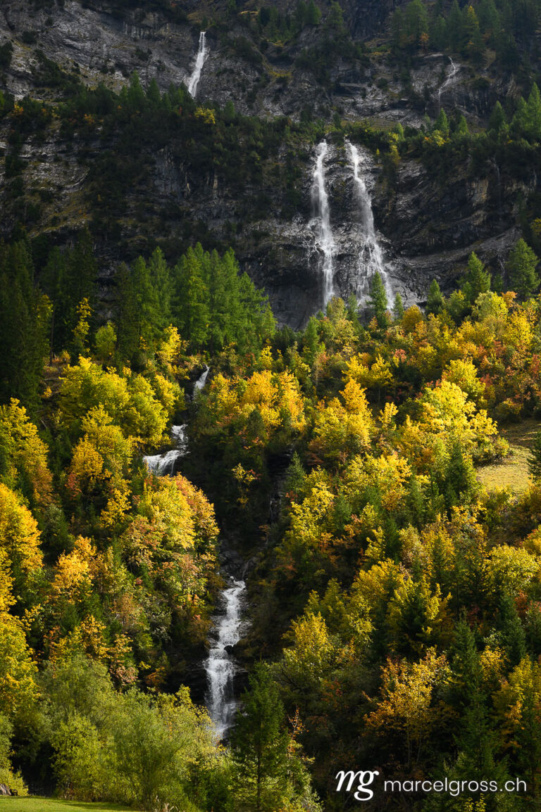 Herbstbilder Schweiz. waterfalls in the swiss alps in autumn. Marcel Gross Photography