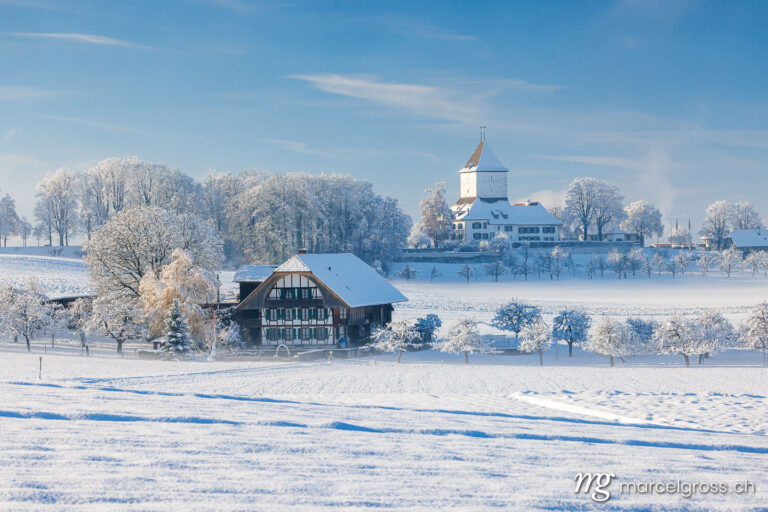 Winterbild Schweiz. perfect winter day in Emmental with a typical farm house and Schloss Schlosswil. Marcel Gross Photography