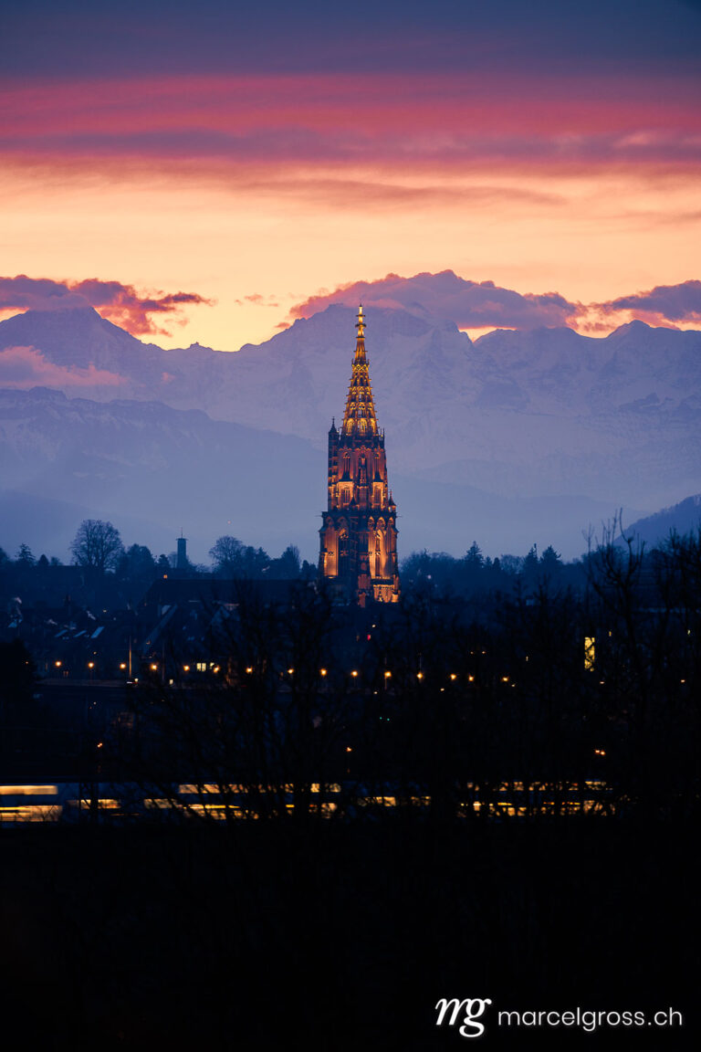 Bern Bilder. Berner Münster mit Jungfrau während eines Sonnenaufgangs. Marcel Gross Photography