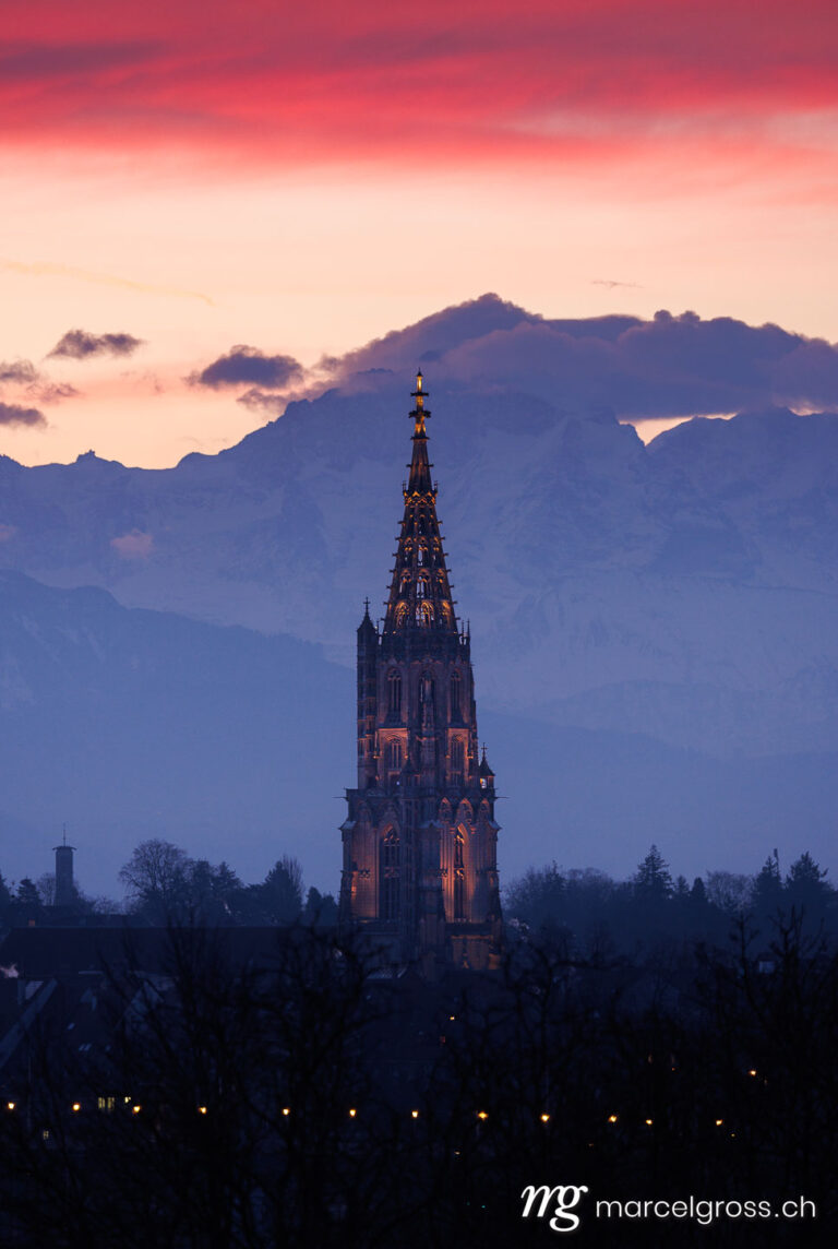 Bern Bilder. Silhouette des Berner Münsters mit Jungfrau während eines Sonnenaufgangs. Marcel Gross Photography